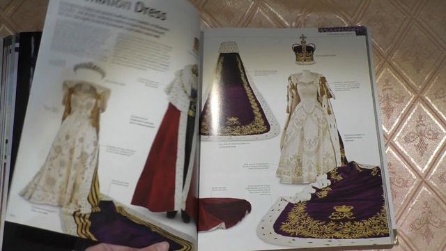 Обзор книги "Королева Елизавета и Королевская семья"