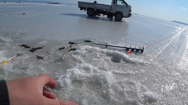 РЫБАЛКА.ЛОВИМ КАМБАЛУ НА ТАВРИЧАНКЕ. МОРЕ КАМБАЛЫ ПОД НОГАМИ .