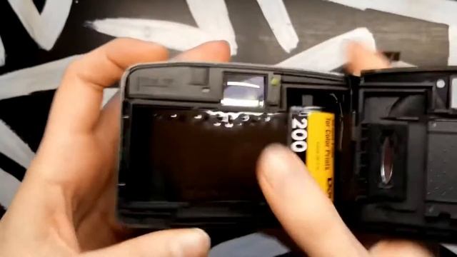 Как пользоваться плёночным фотоаппаратом Samsung fino 30SE? Как вставить/вытащить пленку?