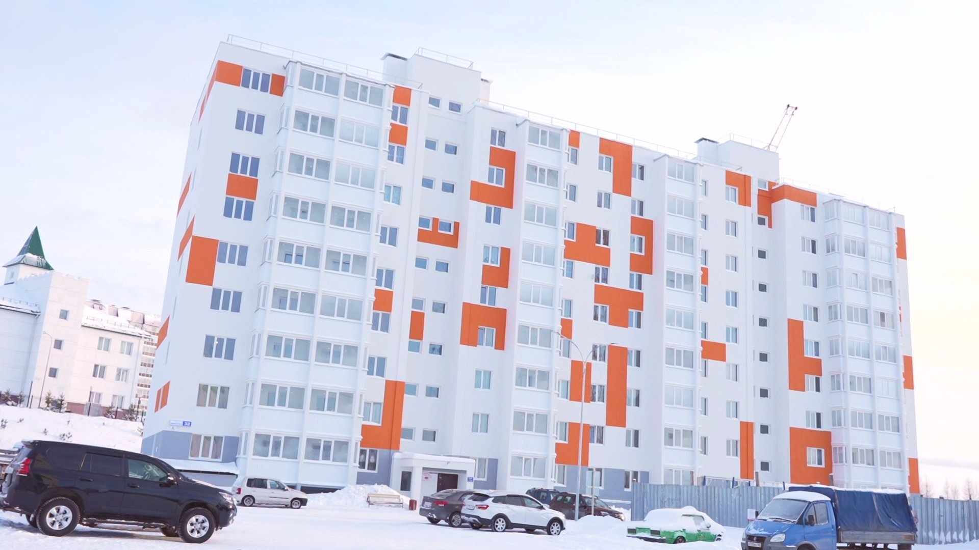 В Нягани ещё 16 переселенцев из аварийного жилья получили ключи от новых квартир