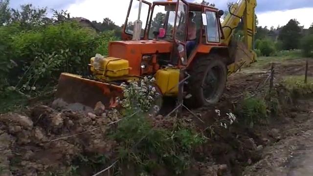 Выравнивание участка трактором юмз