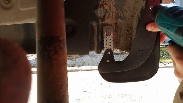 Тойота танк. Ставим брызговики как по заводу. смотреть онлайн