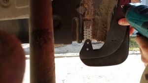 Тойота танк. Ставим брызговики как по заводу.