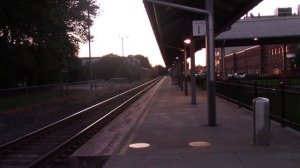 Красивое Видео Поезд в США. Тепловоз тащит тяжелый пассажирский и грузовой состав. Железная дорога