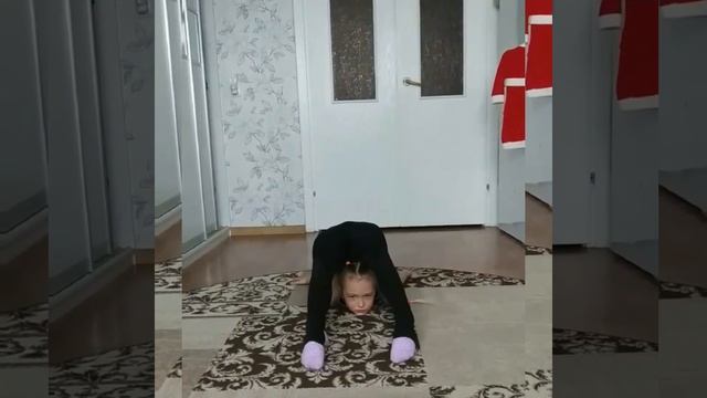 Дистанционное обучение - цирковая студия "Романтики". //  Настя (6 лет) выполняет домашнее задание.