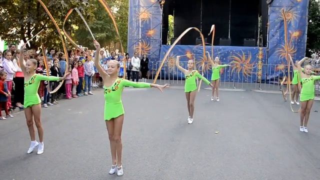 2015 - СПОРТИВНАЯ СЮИТА на празднике улицы Кедрина - ансамбль РАДУГА, г. Днепропетровск смотреть онлайн