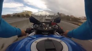 Парень раздаёт на Suzuki GSX-R 1000