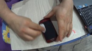 Как снять защитное стекло с экрана телефона и тут же клеим новое