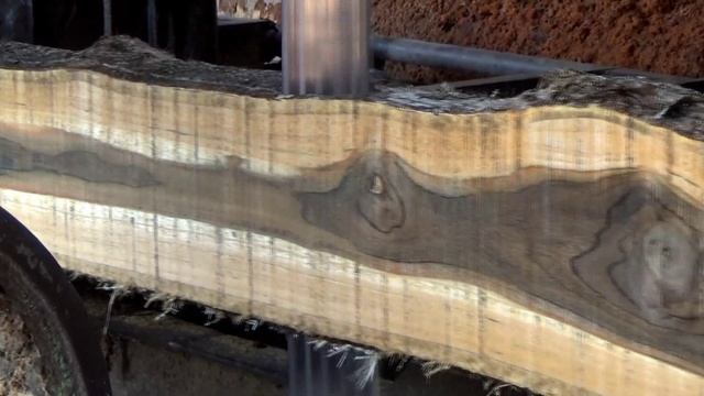 percikan api muncul,mesin pemotong kayu yang sangat kuat gergaji kayu keras seperti batu.woodworkin смотреть онлайн