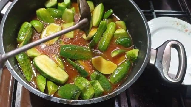 Салат из огурцов и сладкого перца в томатном соусе. #заготовкиназиму#