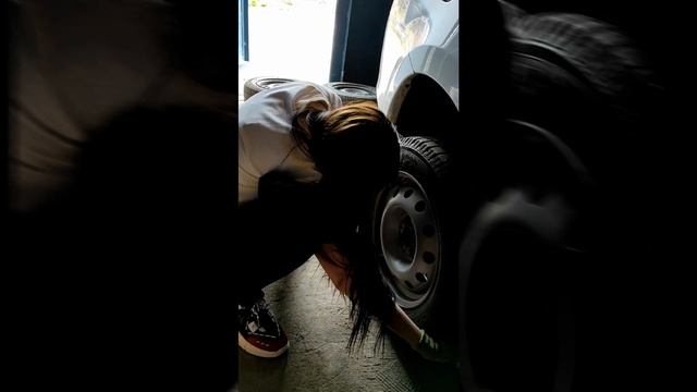 КАК ДЕВУШКЕ ЗАМЕНИТЬ КОЛЕСО НА АВТОМОБИЛЕ / ЗАМЕНА КОЛЕСА