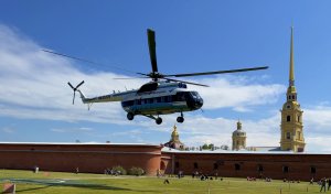 Санкт-Петербург. Взлёт и посадка вертолёта у Петропавловской крепости.