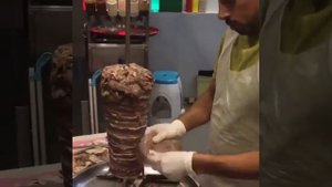 Как насаживают мясо для шаурмы