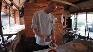 Готовим пиццу в дровяной  печи ресторана