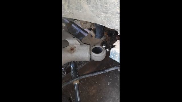Volvo 850. ремонт задней подвески. замена амортизатора и пружин. установка сайлентблока балки.