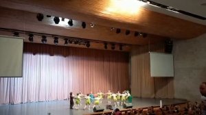 Танец Алины Андреевны под музыку . Пусть бегут неуклюже Пешеходы по лужам.
