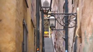 Gremlin in narrowest street in Stockholm, Sweden / Гремлин на самой узкой улице - Стокгольма Швеция