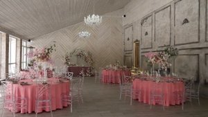 Большой панорамный зал в Москве для стильной свадьбы и банкета. Обзор зала, деталей комнат.