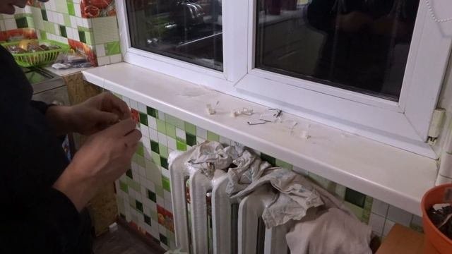 Установка бюджетных ролет на окна. Как просто и ровно обрезать рулонные шторы?