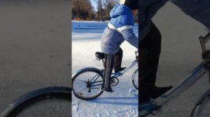 Дрифт на велосипеде зимой)