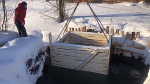 Как сделать бассейн из  бруса .Установка сруба - бассейна в пруд .