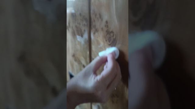 Пробуем удалить остатки скотча с мебели с помощью лайфхака из Ютуба.