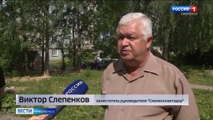 Жители смоленской многоэтажки окружены коммунальными ямами