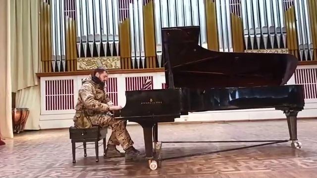 Артиллерист с позывным «Маэстро» сыграл на рояле в Донецке.