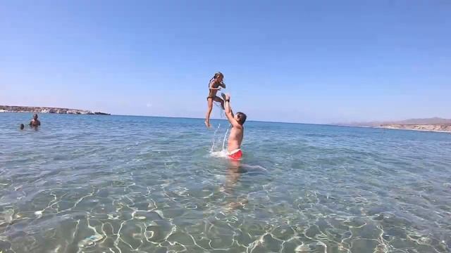 Беговая экскурсия для спортивной семьи на черепаший пляж где-то в Средиземном море. 01 сентября 2021