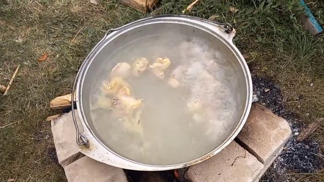 Шурпа на костре в казане/Узбеки научили готовить шурпу .