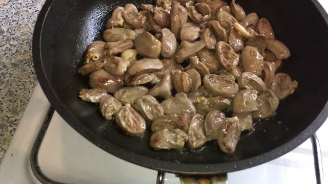 ЧТО ПРИГОТОВИТЬ НА ОБЕД/УЖИН? ВЫХОД ЕСТЬ!!!КУРИНЫЕ СЕРДЕЧКИ ТУШЕННЫЕ В СМЕТАННОМ СОУСЕ. смотреть онлайн