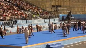 Поет Федор Добронравов.