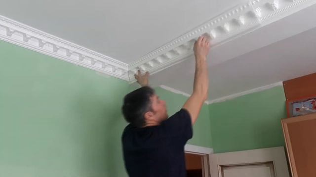Потолочный плинтус. Подгоняем углы. Клеим без щелей