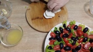 Итальянский салат с моцареллой,оливками и помидорами черри.