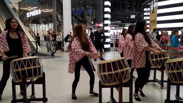 Шоу барабанщиц на открытии Uniqlo в ТРК Ситимолл, Санкт-Петербург смотреть онлайн