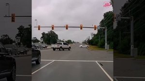 Аккуратно припарковался под дерево.