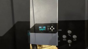 Автономный инвертор ALTEK, сам себе режиссер. Хочет заряжает АКБ от СЭС, а хочет и не заряжает.