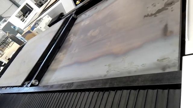 Работа сменного стола лазерного станка для резки металла