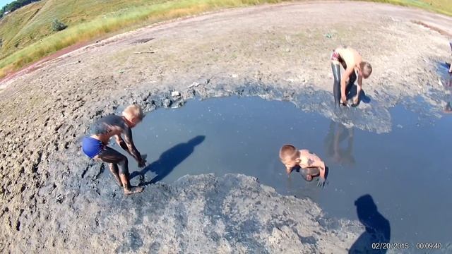 Миксы грязи не боятся . Дети купаются в грязи. смотреть онлайн