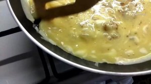 Омлет  из 4 яиц   лук  сметана   просто  вкусно пышно