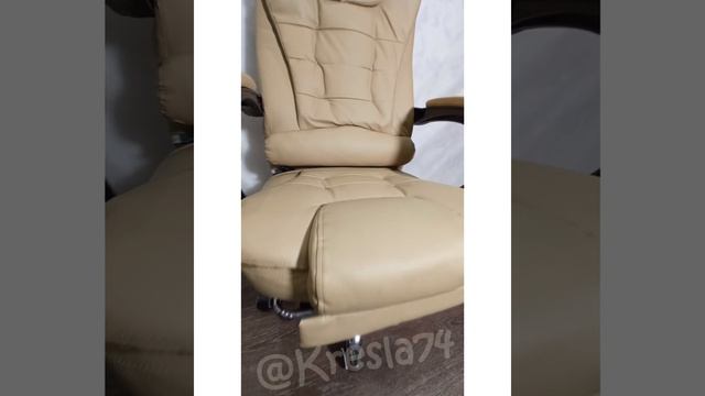 Бежевое компьютерное кресло с вибромассажем и подножкой