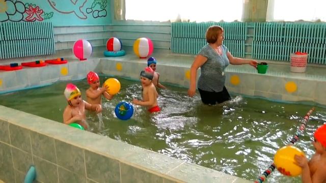 Как научить ребенка плавать УРОКИ ПЛАВАНИЯ в бассейне Игры в бассейне Бассейн в детском саду