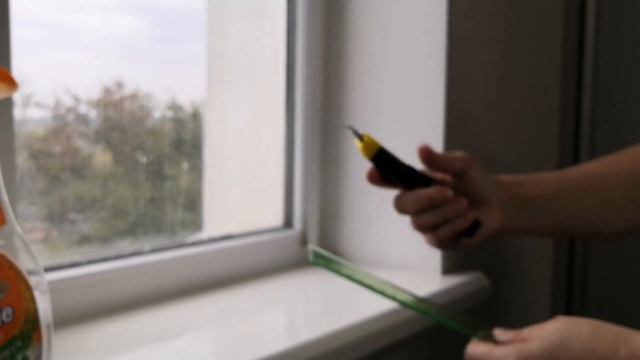 Как наклеить бронепленку на окна. Поклейка защитной пленки самому. Защита окна и стекол плёнкой.