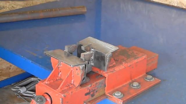 Приспособление для ЗАХВАТА трубы в тисках! смотреть онлайн