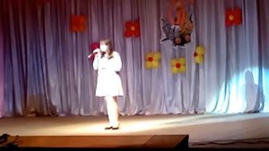 Девушка красиво поёт. Песня про маму на татарском. г. Казань.