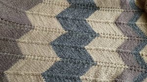 Плед теплый узор зиг-заг связана спицами.