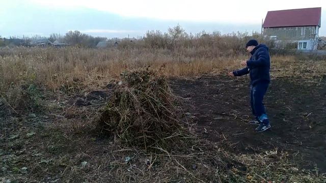 Поджог картофельной ботвы с помощью бензина смотреть онлайн