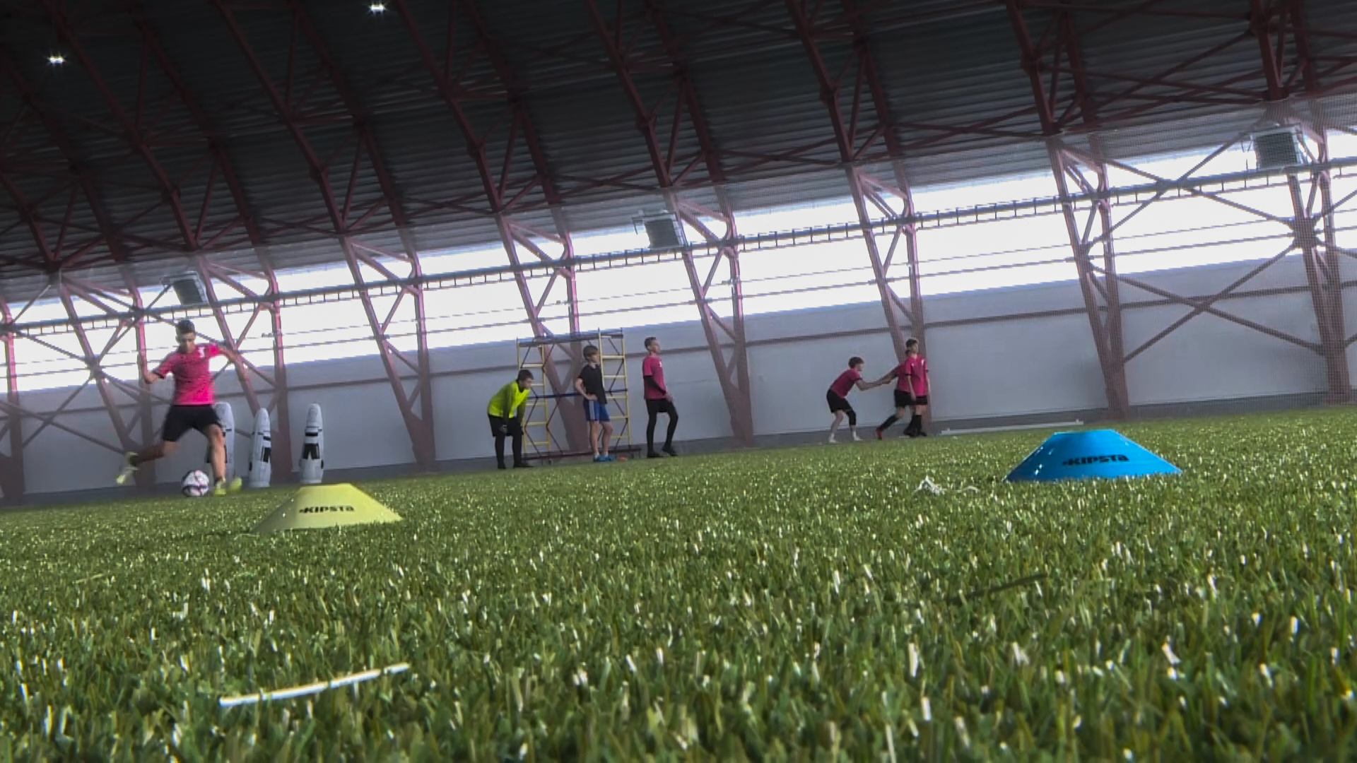 Юные футболисты провели первую тренировку в новом манеже смотреть онлайн