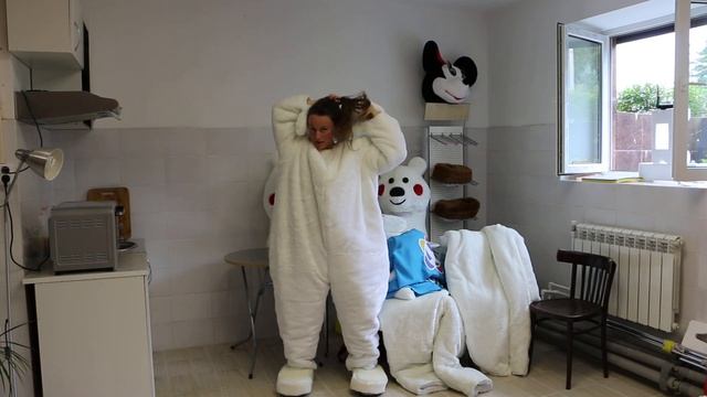 Ростовая кукла белый медведь - Мишаня талисман ВФМС2017 смотреть онлайн