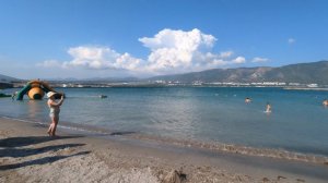Кривой причал, песчаный пляж, Геленджик, 12 сентября 2024 г., вода мутная.